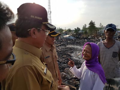 Tinjau dan Serahkan Bantuan, Bupati Minta Kebutuhan Korban Kebakaran Diperhatikan